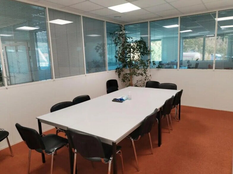 Office in Meyreuil for lease - Building Photo - Image 3 of 8