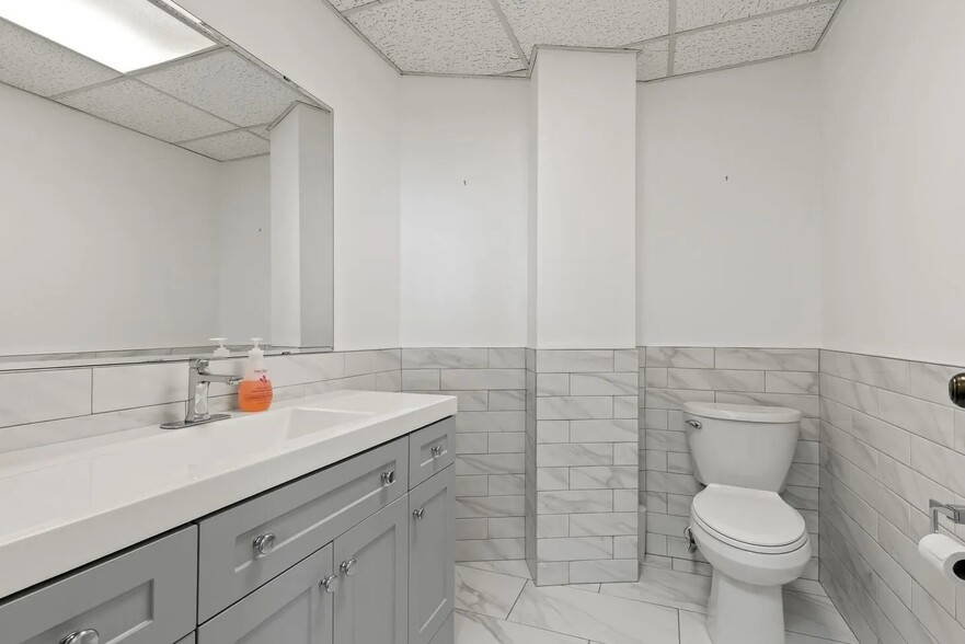 696 Hamilton Rd, London, ON for lease - Interior Photo - Image 2 of 16