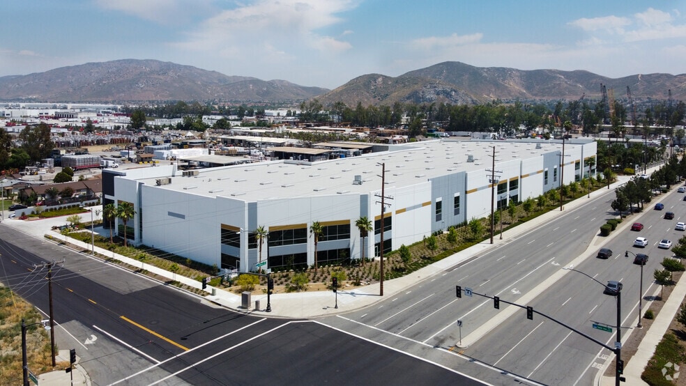 10917 Cherry Ave, Fontana, CA for lease - Building Photo - Image 2 of 3