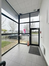 Flex in Élancourt for lease Interior Photo- Image 2 of 4