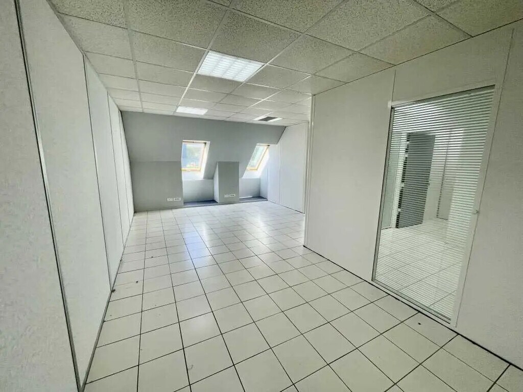 Location Bureaux 63 m² - Photo 1