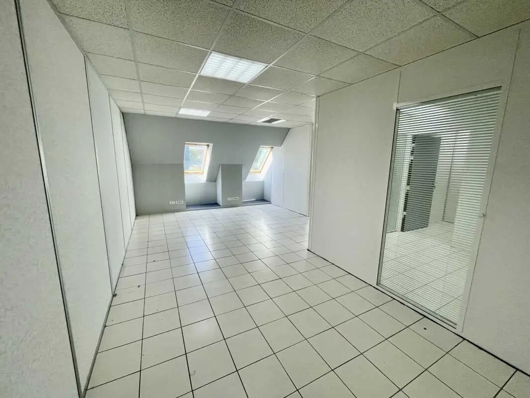 Office in Le Mesnil-Esnard for lease Interior Photo- Image 1 of 6
