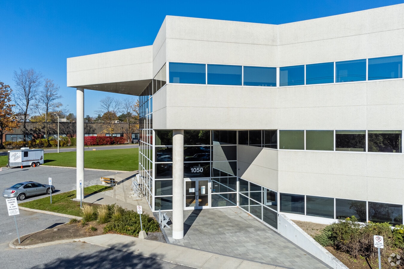 1050 Morrison Dr, Ottawa, ON K2H 7L2