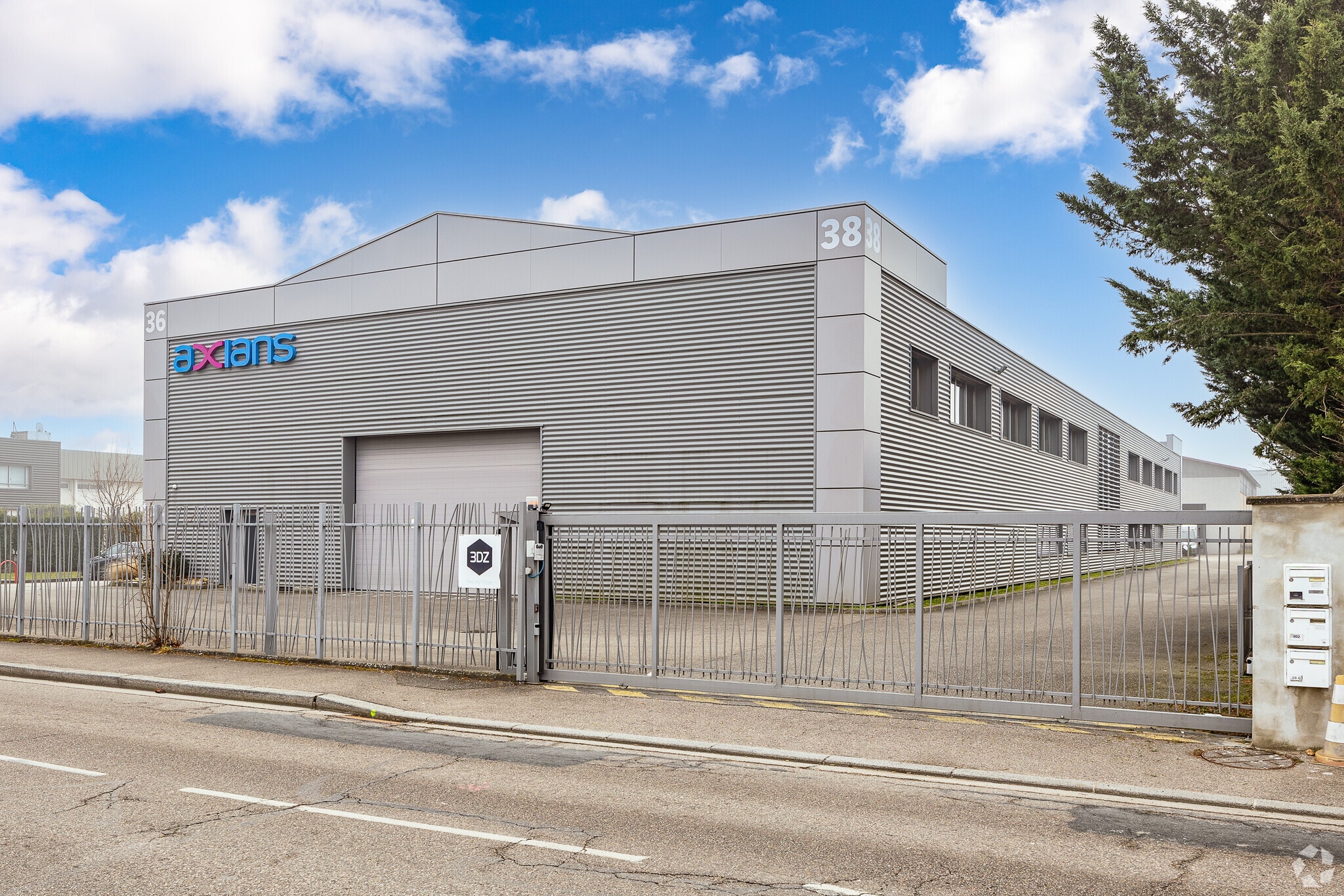 Flex in Décines-Charpieu for lease Primary Photo- Image 1 of 3
