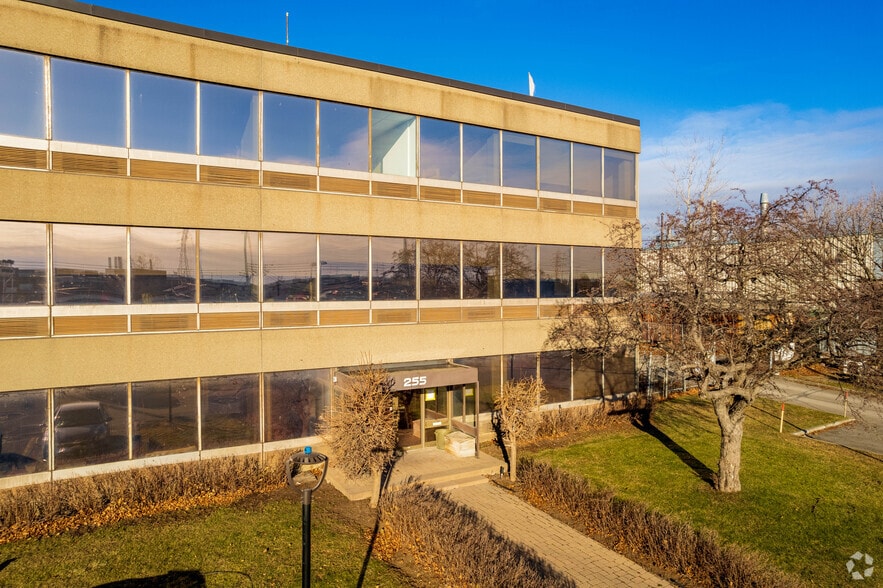 255 Rue Norman, Lachine, QC for lease - Building Photo - Image 3 of 5
