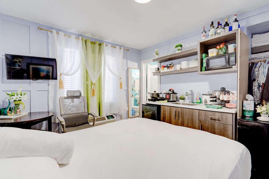 7451 Harding Ave, Miami Beach, FL for sale - Interior Photo - Image 1 of 1