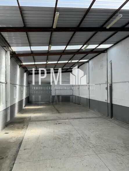 Flex in Vitrolles for lease - Interior Photo - Image 1 of 7
