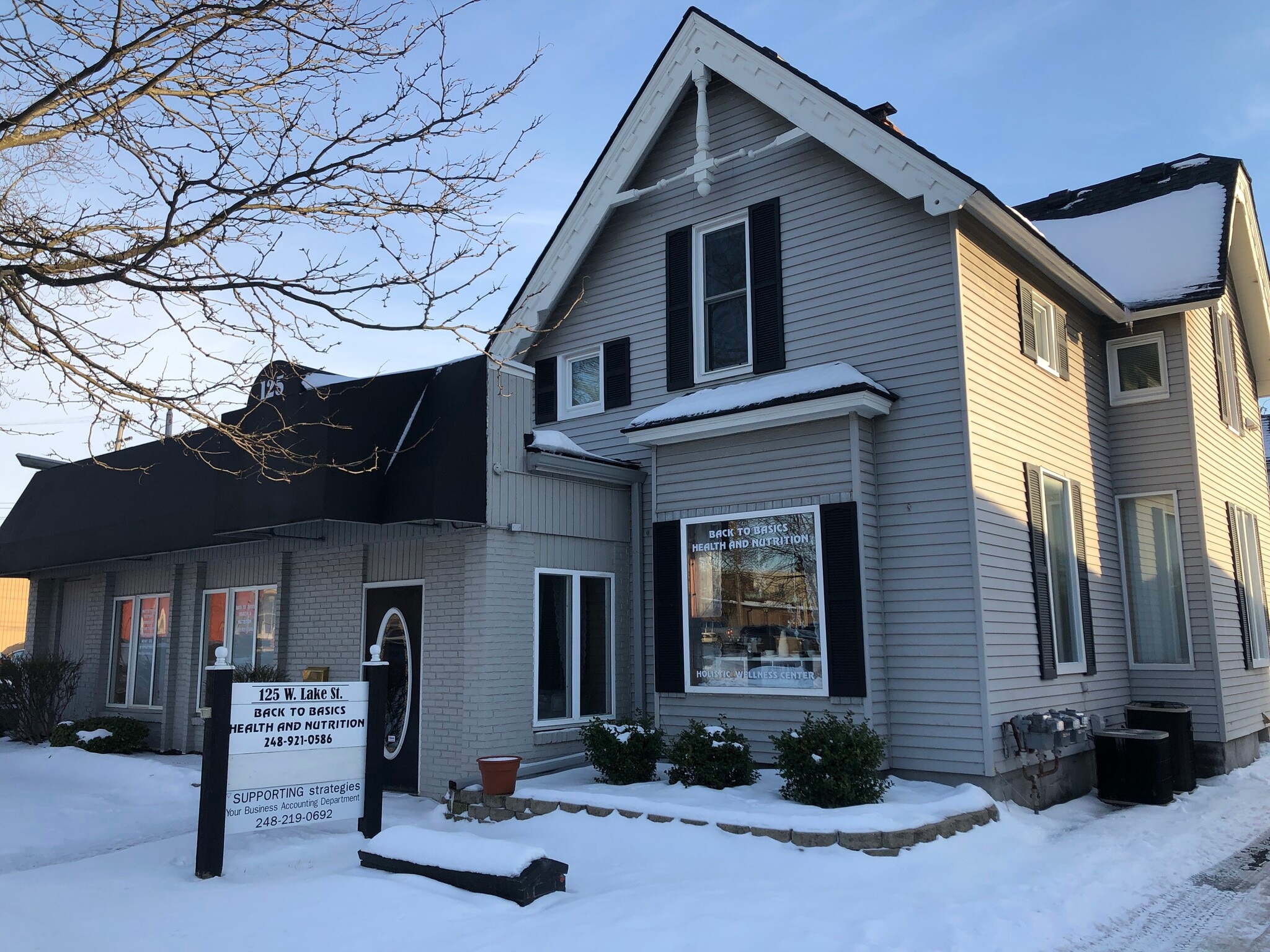 125 W Lake St, South Lyon, MI 48178