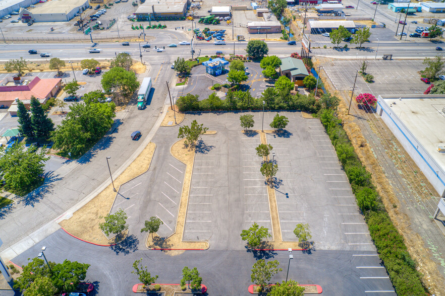 2492 Carmichael Drive, Chico, Chico, CA for sale - Building Photo - Image 3 of 6