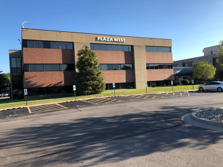 2 Memorial Dr, Decatur, IL 62526