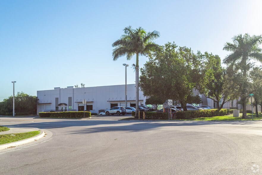 11200 NW 138th St, Medley, FL for lease - Building Photo - Image 2 of 25