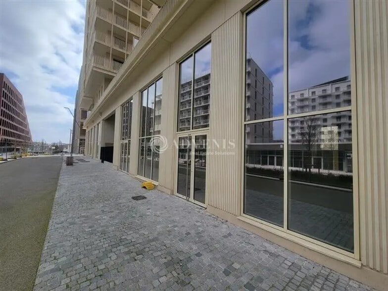 Retail in Saint-Ouen-sur-Seine for lease - Building Photo - Image 1 of 5