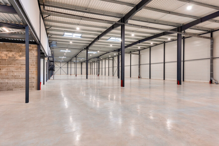 Flex in Wissous for lease - Interior Photo - Image 1 of 2