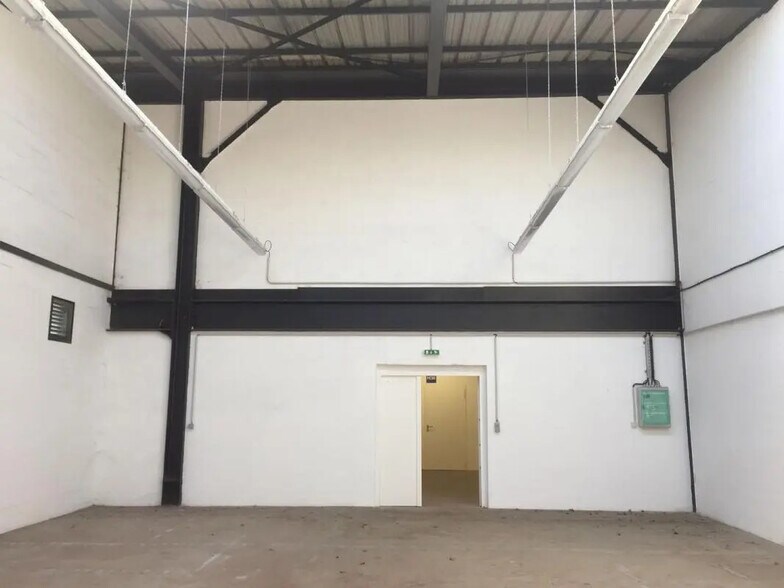 Industrial in Bezons for lease - Interior Photo - Image 2 of 4