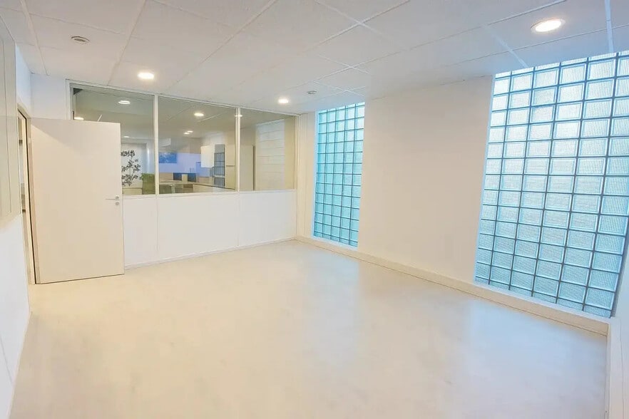Office in Boulogne-Billancourt for lease - Interior Photo - Image 2 of 5