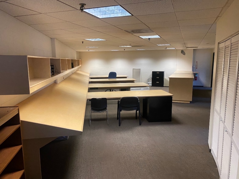 2455 W Grand Ave, Chicago, IL for lease - Interior Photo - Image 2 of 7