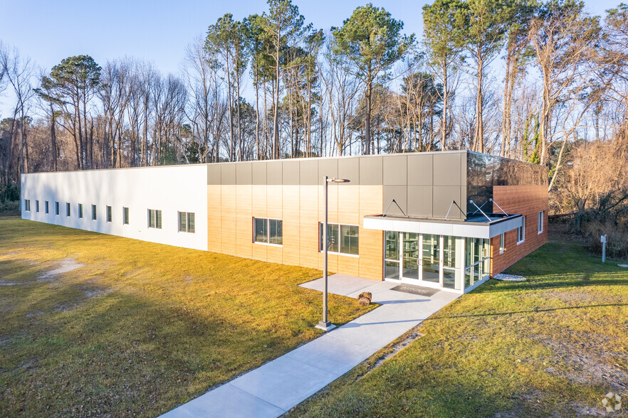 401 Volvo Pkwy, Chesapeake, VA for sale - Primary Photo - Image 1 of 1