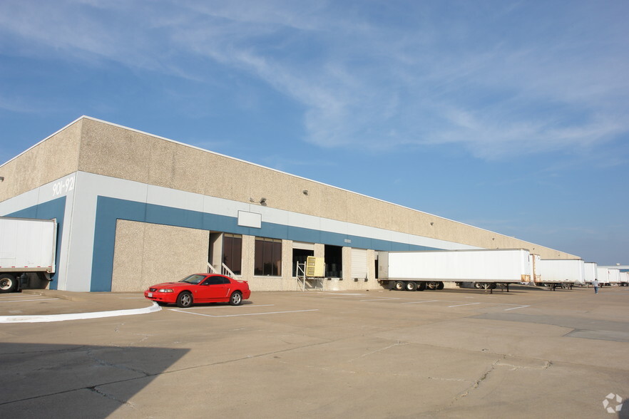 901-921 S Great Southwest Pky, Grand Prairie, TX for lease - Building Photo - Image 2 of 4