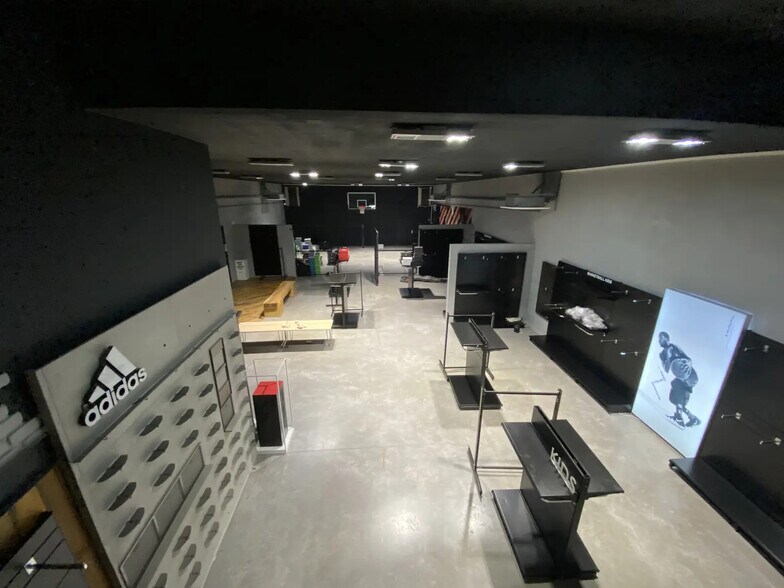 Retail in Bordeaux for lease - Interior Photo - Image 3 of 9