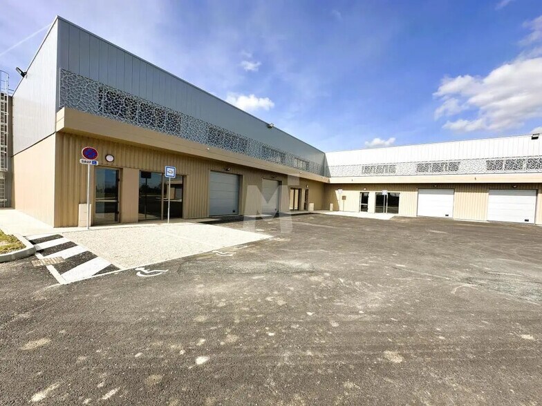 Flex in Marolles-en-Hurepoix for lease - Building Photo - Image 2 of 9