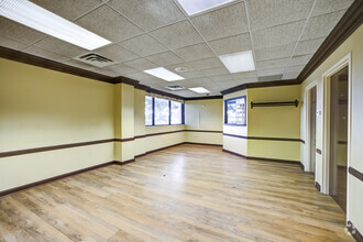 120 N Eagle Creek Dr, Lexington, KY for lease Interior Photo- Image 1 of 5