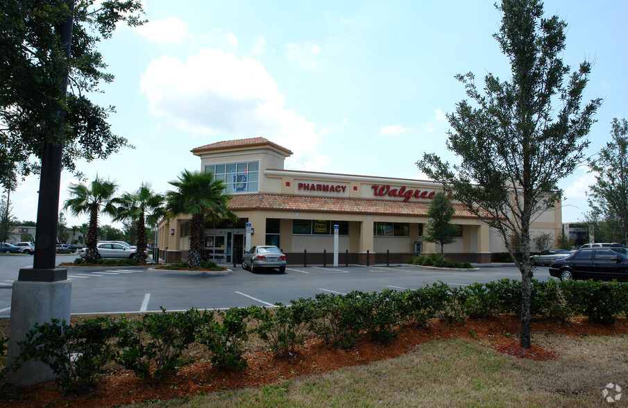 2066 Tyrone Blvd N, Saint Petersburg, FL for lease - Primary Photo - Image 1 of 2