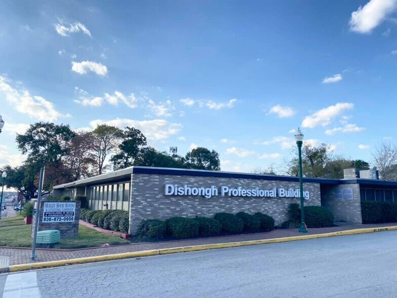 412 W Phillips St, Conroe, TX for sale - Building Photo - Image 1 of 1