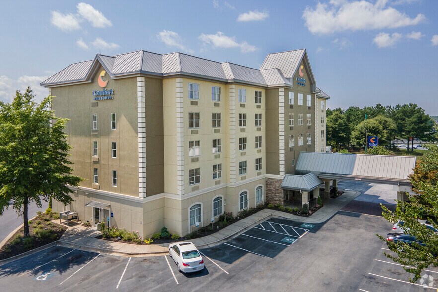 960 W Pointe Ct, Lithia Springs, GA for sale - Building Photo - Image 1 of 1