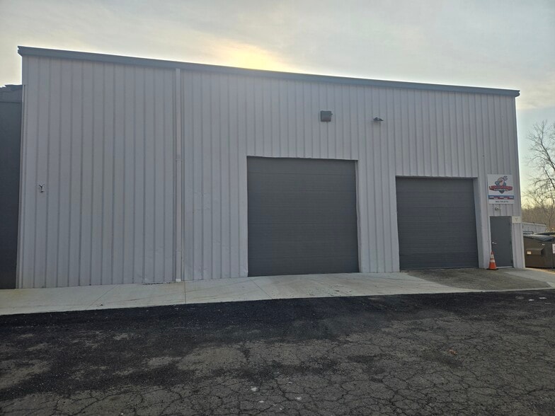 40 High Bridge Rd, Sandy Hook, CT for lease - Building Photo - Image 3 of 8