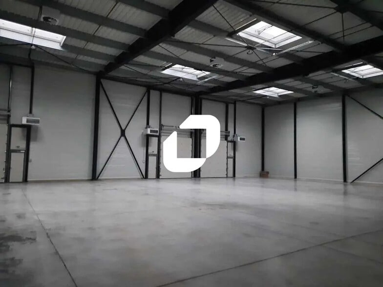 Flex in Villebon-sur-Yvette for lease - Interior Photo - Image 3 of 10