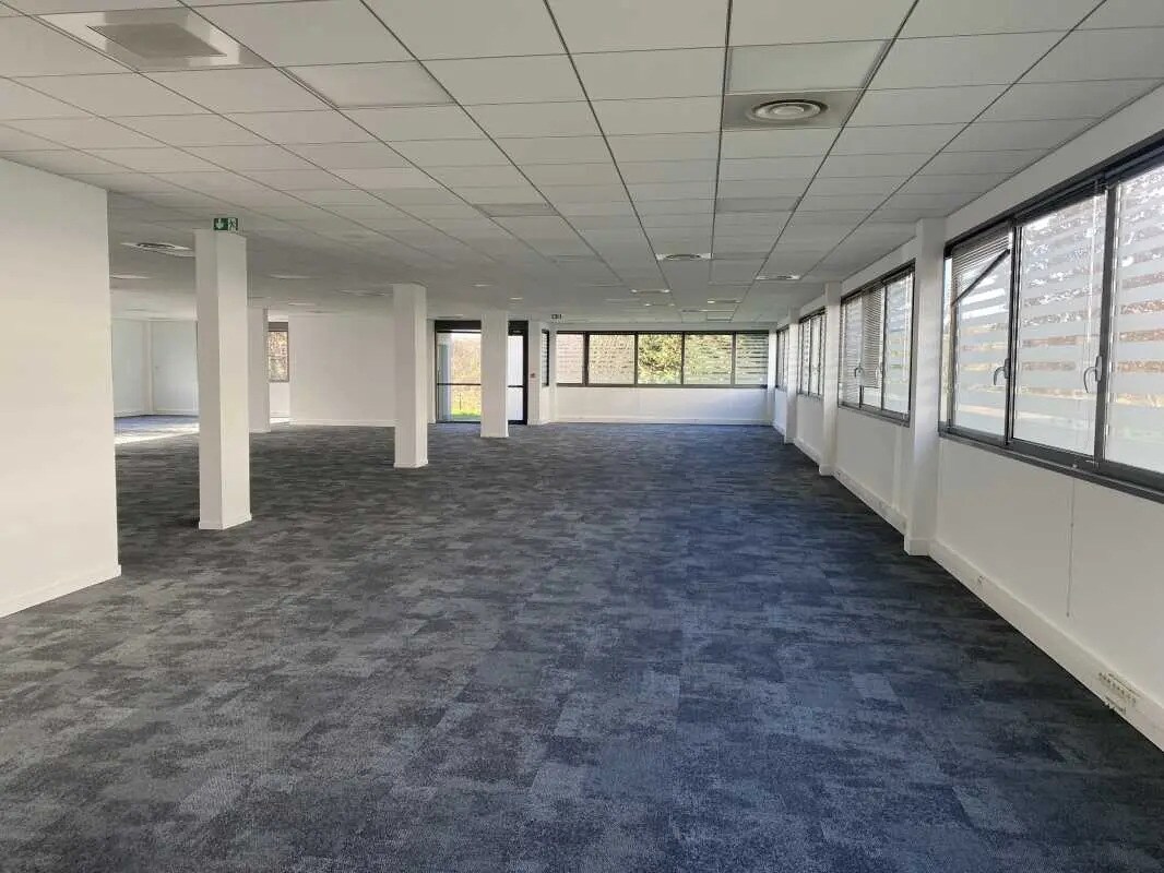 Office in Dardilly for lease Interior Photo- Image 1 of 2