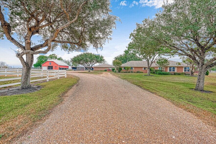 7935 Bushnell, Needville, TX 77461