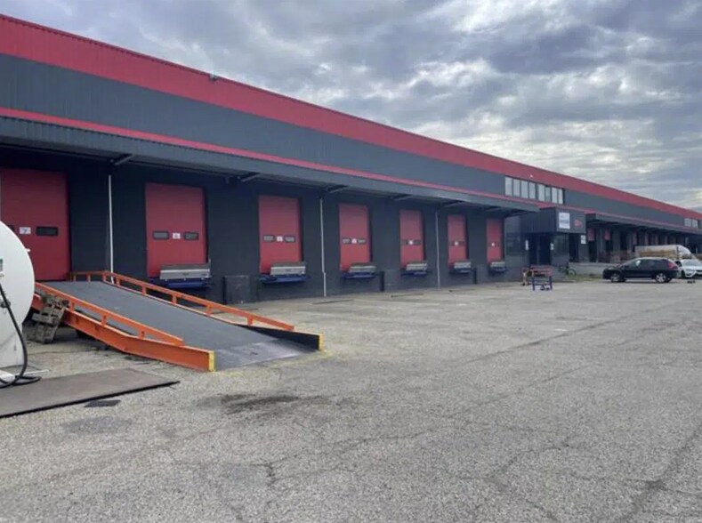 Industrial in Saint-Quentin-Fallavier for sale - Building Photo - Image 1 of 8
