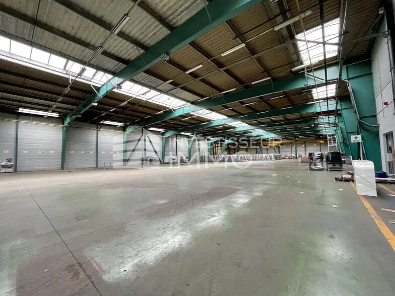 Industrial in Lieusaint for lease - Interior Photo - Image 2 of 14