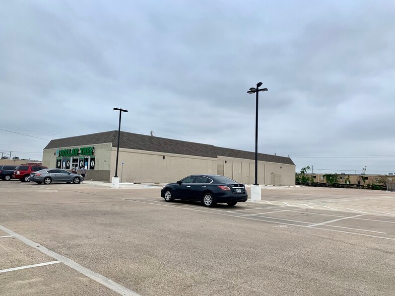 2900 Walnut Hill Lane portfolio of 3 properties for sale on LoopNet.com - Primary Photo - Image 3 of 4