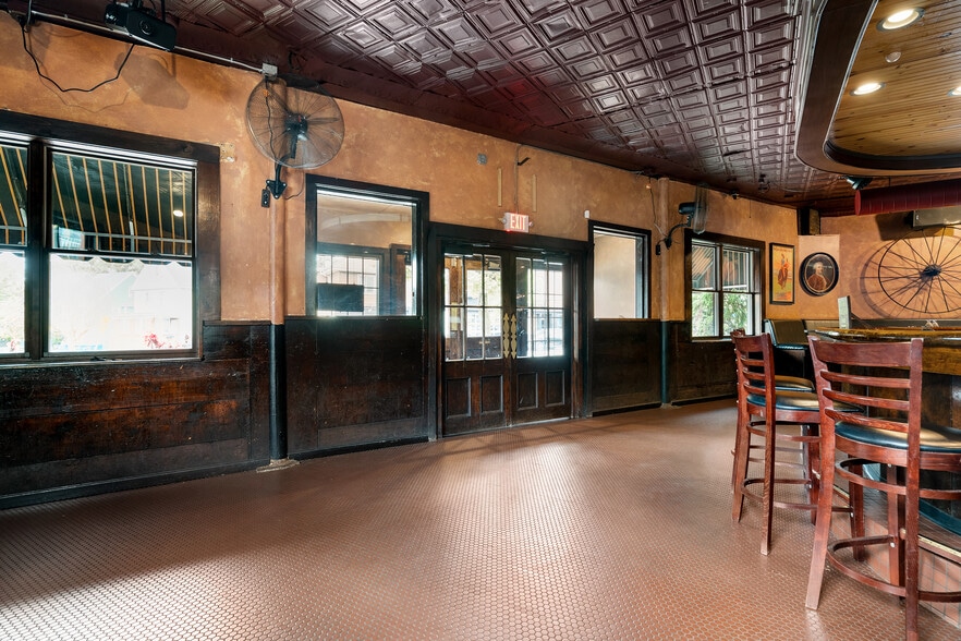 3149-3165 Main Street portfolio of 2 properties for sale on LoopNet.com - Building Photo - Image 3 of 101