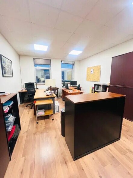 Flex in Voisins-le-Bretonneux for lease - Interior Photo - Image 3 of 7