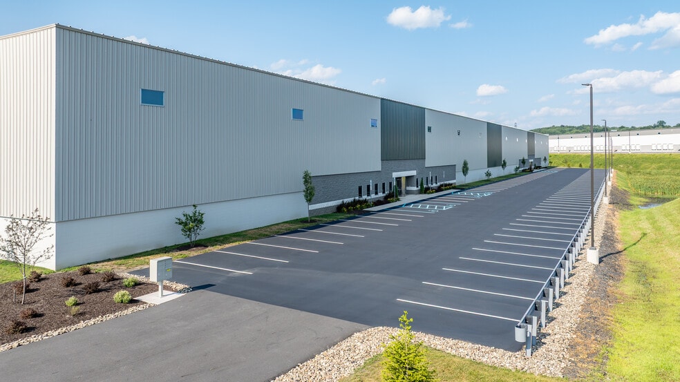 144-154 Commonwealth Dr, Jenkins, PA for lease - Building Photo - Image 2 of 5