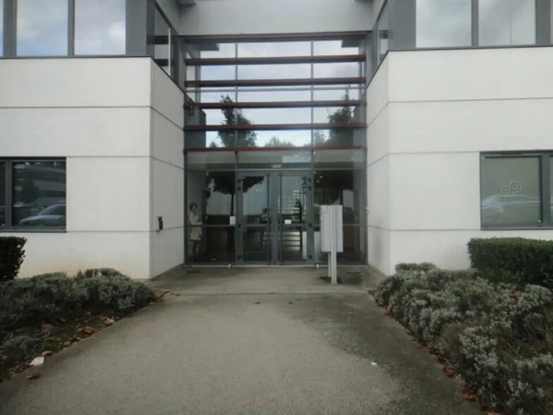 Office in Limonest for lease - Building Photo - Image 1 of 8