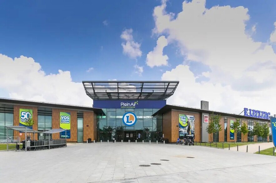 Retail in Le Blanc-Mesnil for lease - Building Photo - Image 1 of 3