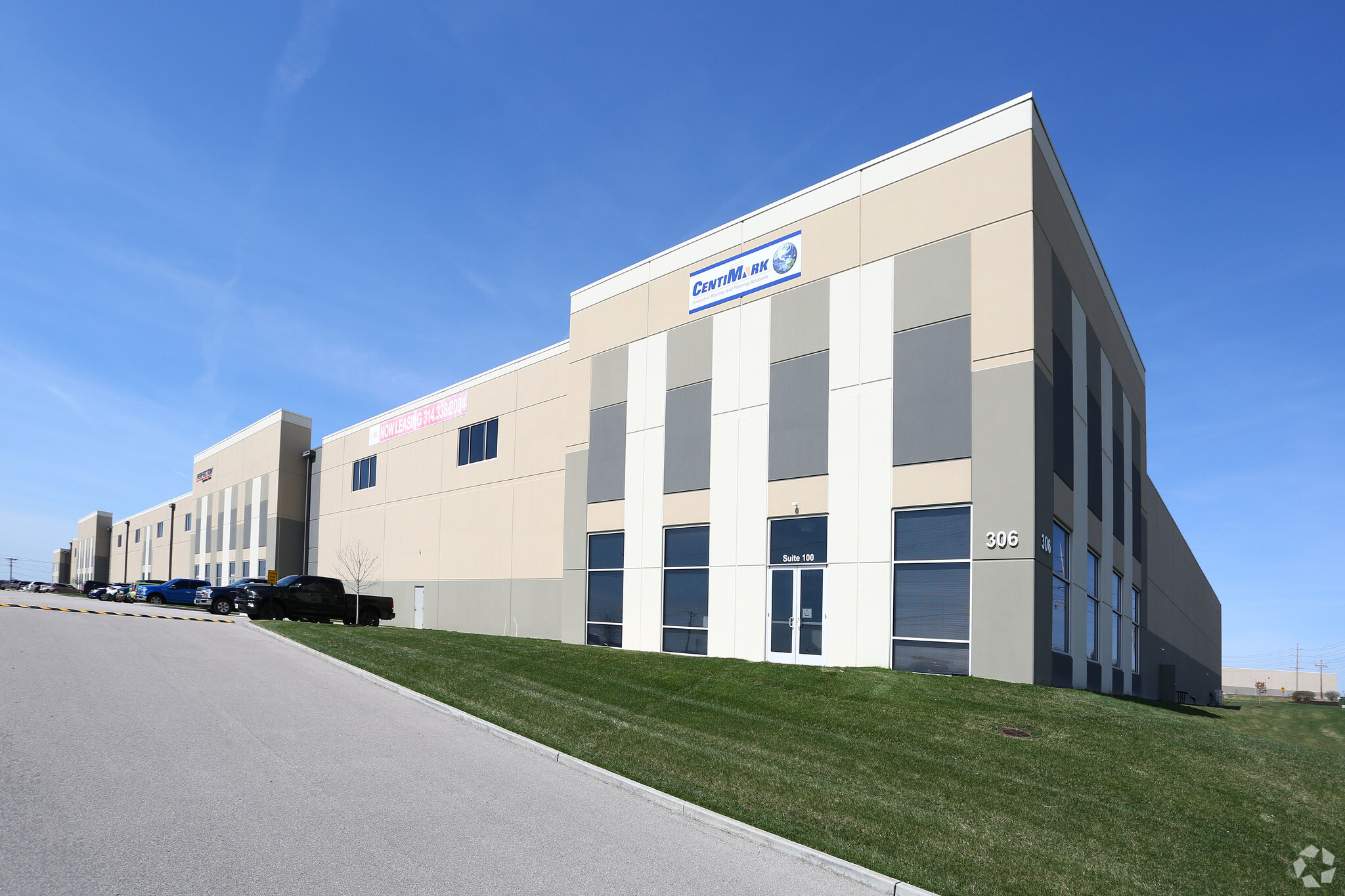 306 Hazelwood Logistics Center Dr, Hazelwood, MO for lease Building Photo- Image 1 of 5