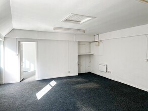 1-7 The Sq, Grampound Road for lease Interior Photo- Image 2 of 4