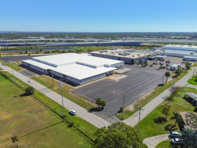 3900 W Coachman Ave, Tampa, FL for lease - Building Photo - Image 1 of 25