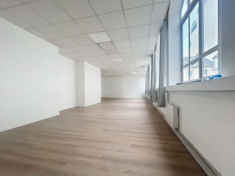Office in Paris for lease - Building Photo - Image 2 of 12
