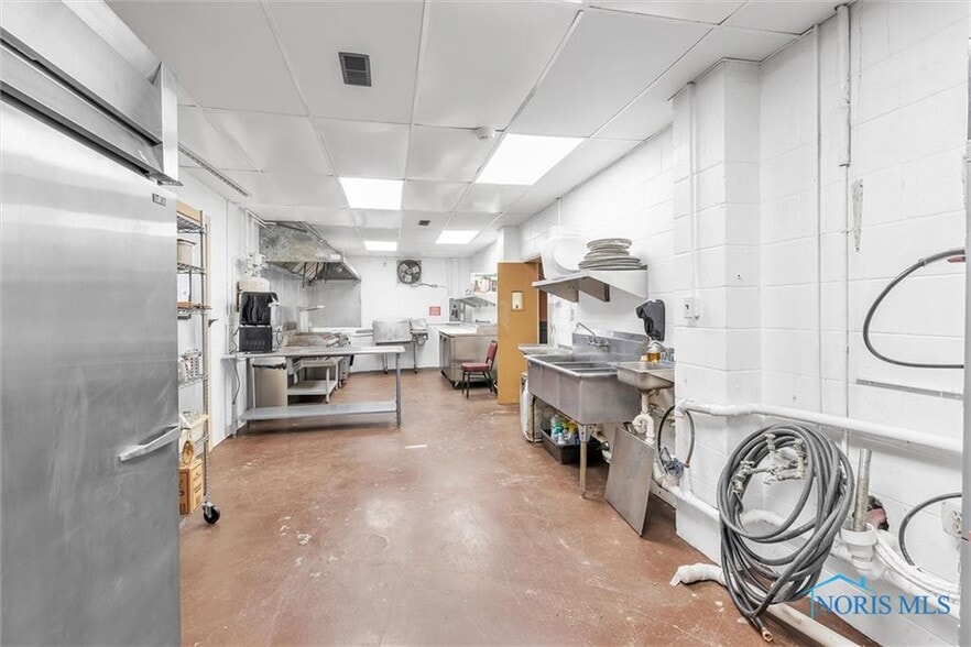 11407 Corduroy Rd, Curtice, OH for sale - Interior Photo - Image 2 of 25