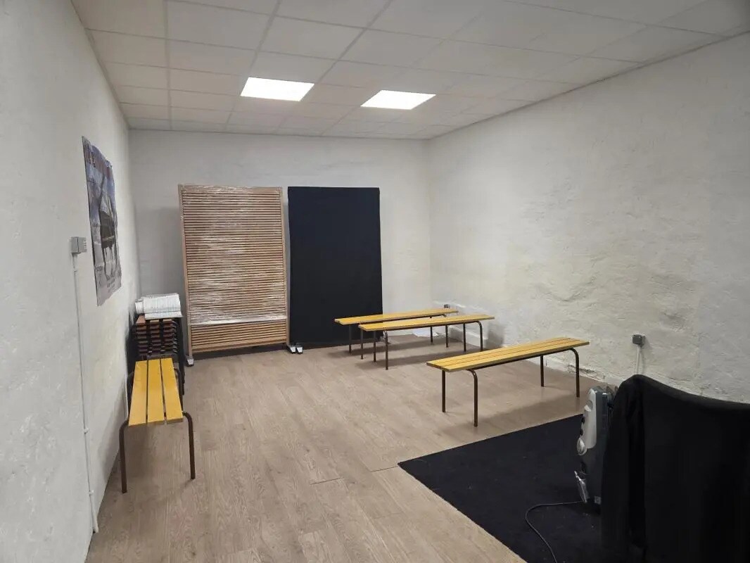 Retail in Angers for lease Interior Photo- Image 1 of 3