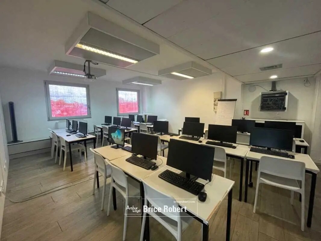 Office in Villeurbanne for lease Interior Photo- Image 1 of 6