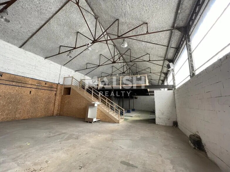 Flex in Lyon for lease - Interior Photo - Image 2 of 9