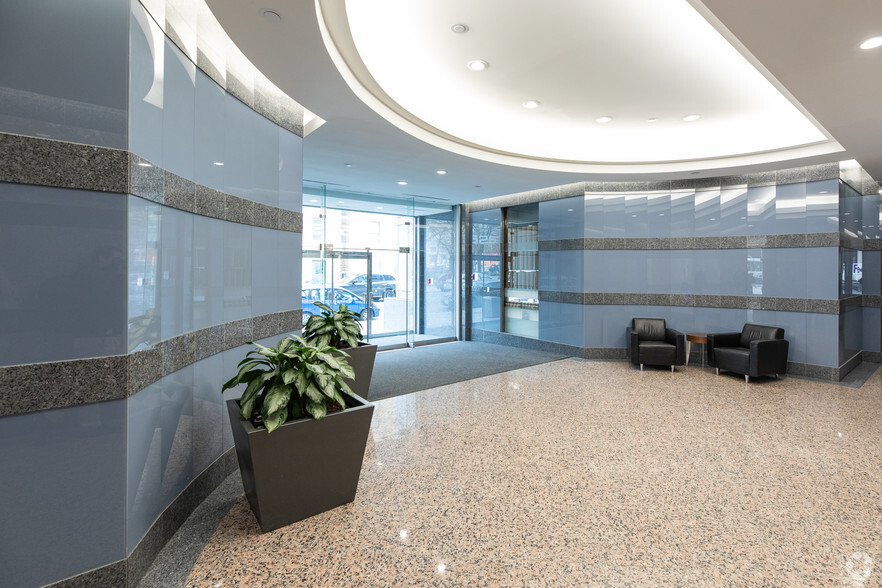 525 University Ave, Toronto, ON for lease - Lobby - Image 2 of 4