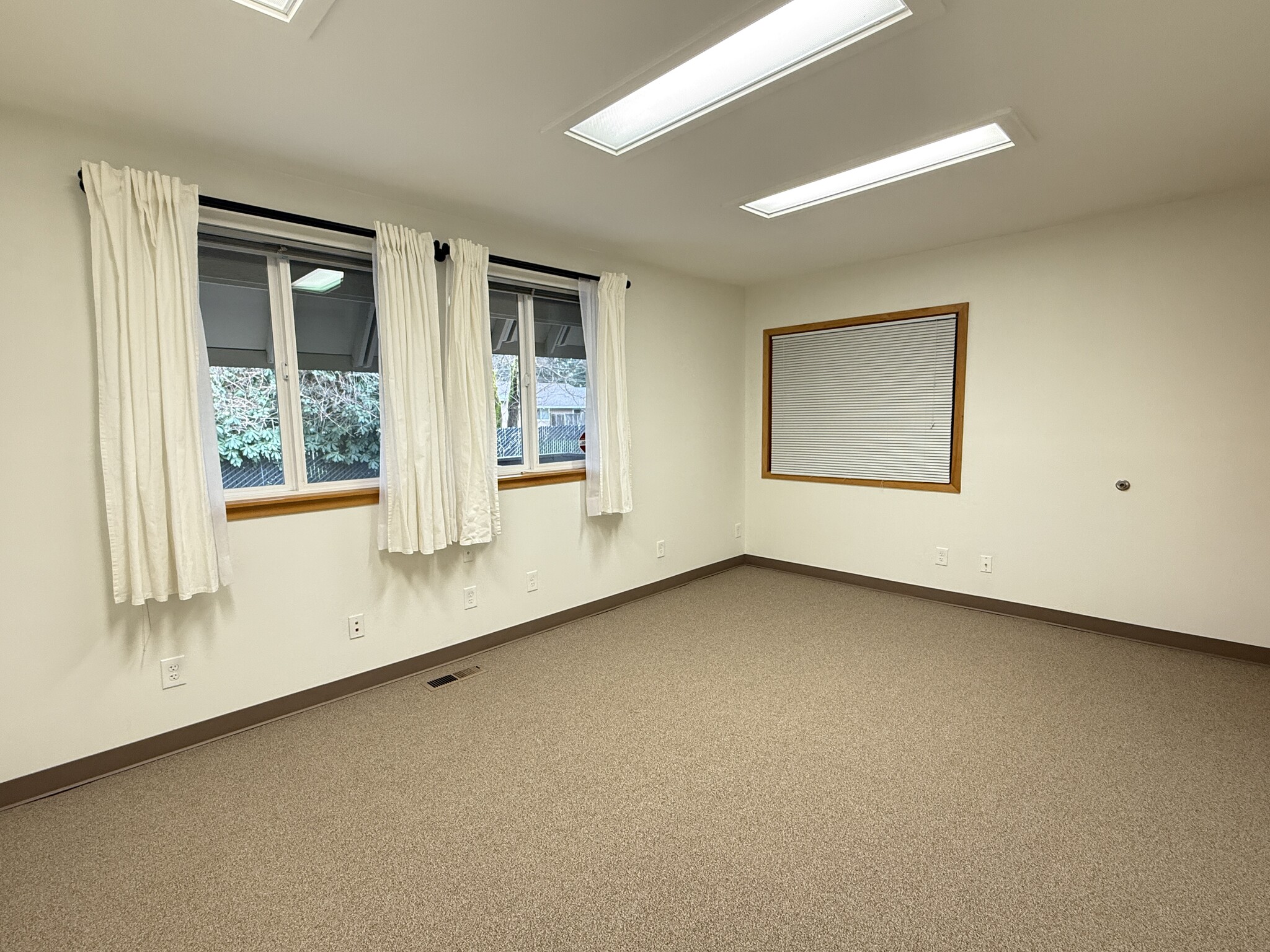 9623 32nd St SE, Lake Stevens, WA for lease Interior Photo- Image 1 of 3